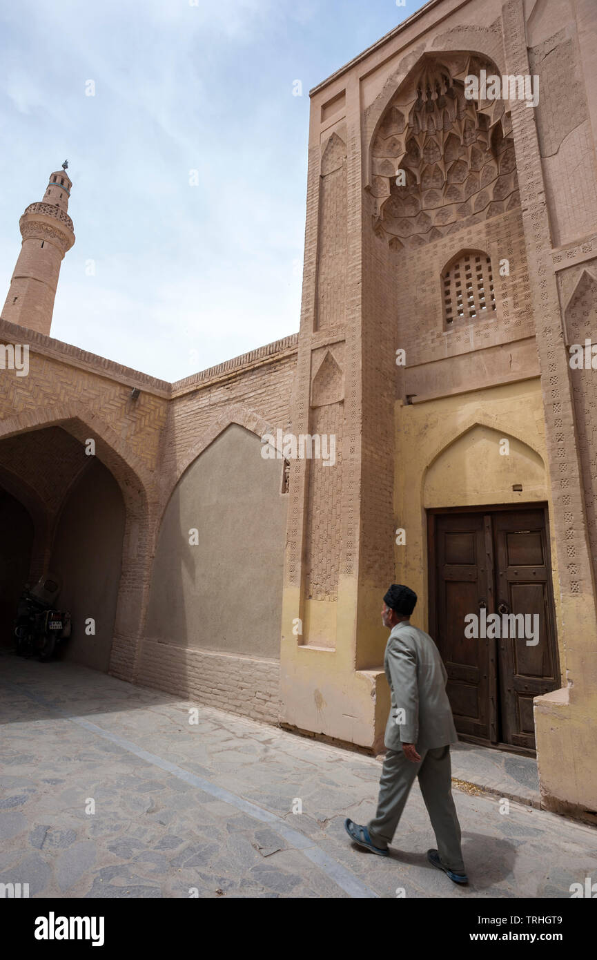 Un homme qui marche à l'extérieur de la Grande Mosquée de nain ou "asjed-e Jame' Nain" en persan, est une mosquée de congrégation et l'une des plus anciennes de l'Iran. Il date de l'origine Banque D'Images