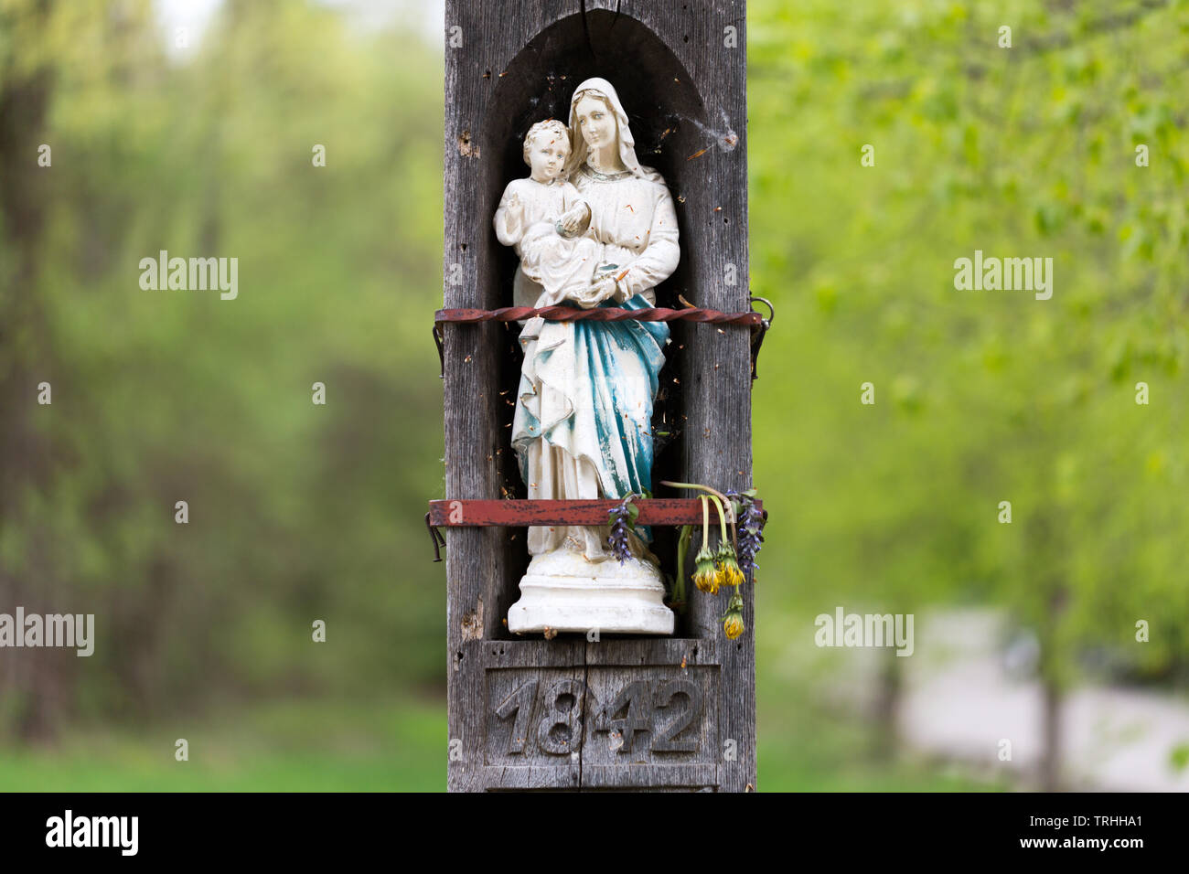 Statue de sainte Vierge Marie (heilige Jungfrau Maria) / Vierge tenant son enfant Jésus dans ses bras. L'inscription en dessous de la statue se lit 1842. Banque D'Images