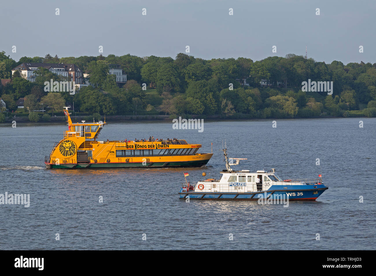 Ferry et bateau de police sur l'Elbe près de Finkenwerder, Hambourg, Allemagne Banque D'Images