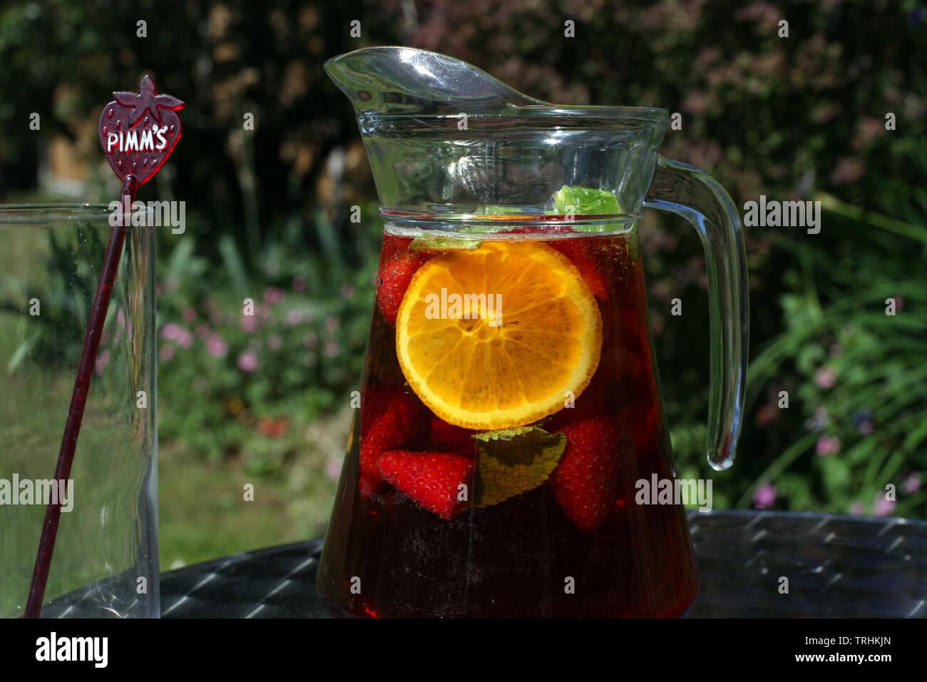 Pichet de limonade en extérieur et Pimms sunshine avec verre vide Banque D'Images