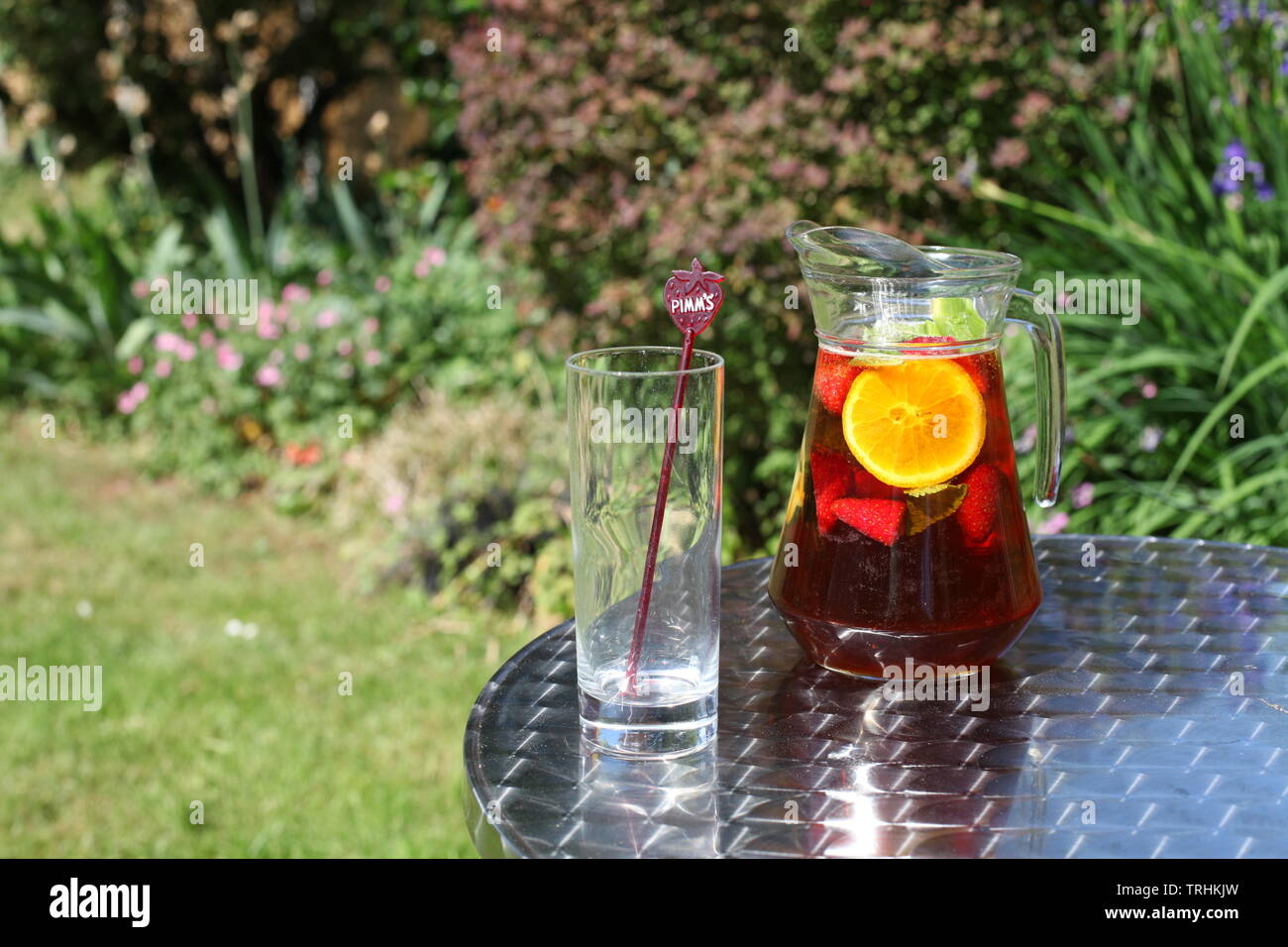 Pichet de Pimms et limonade dehors au soleil avec vide verre avec espace de copie Banque D'Images