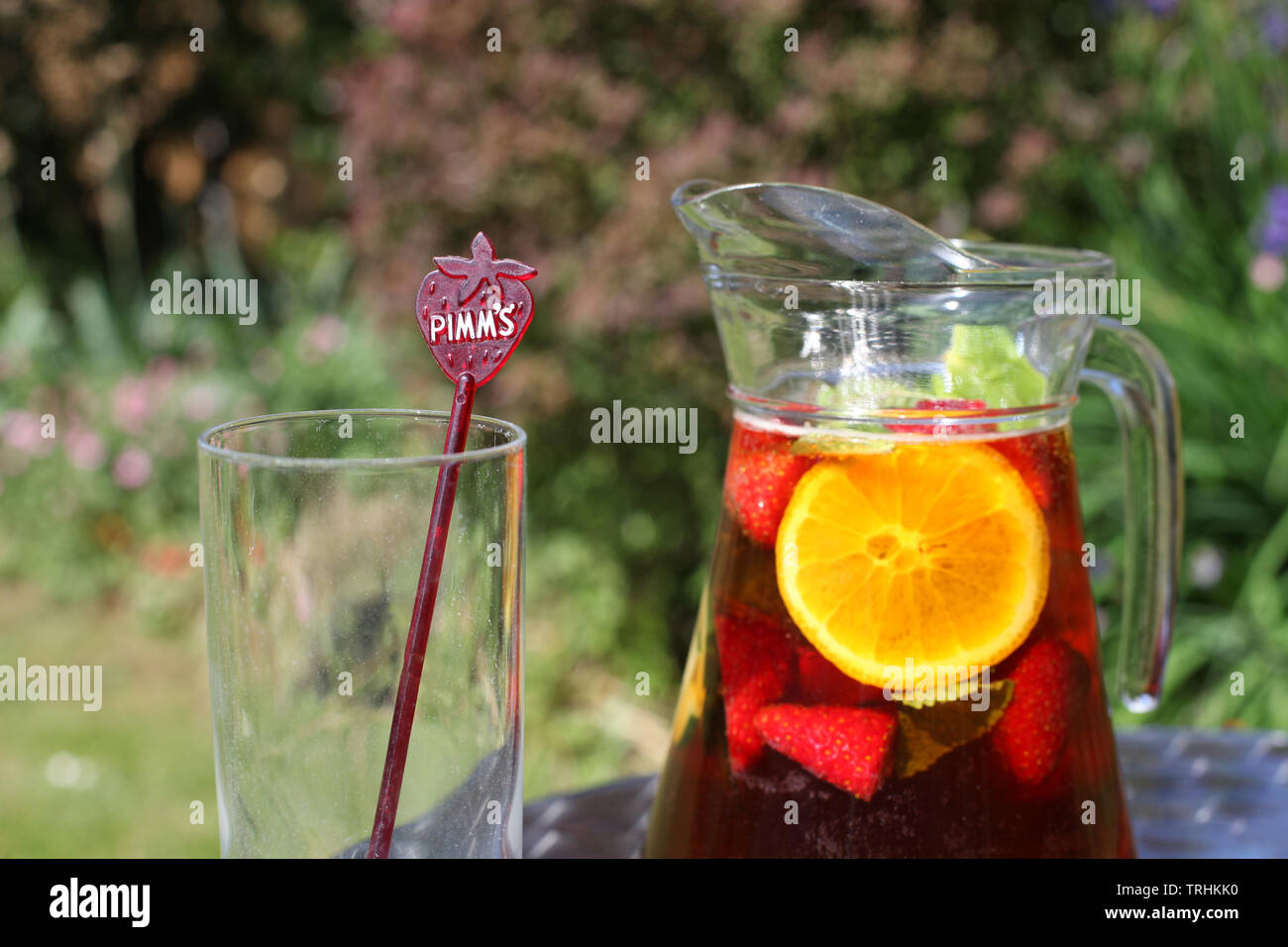 Pichet de limonade en extérieur et Pimms sunshine avec verre vide Banque D'Images