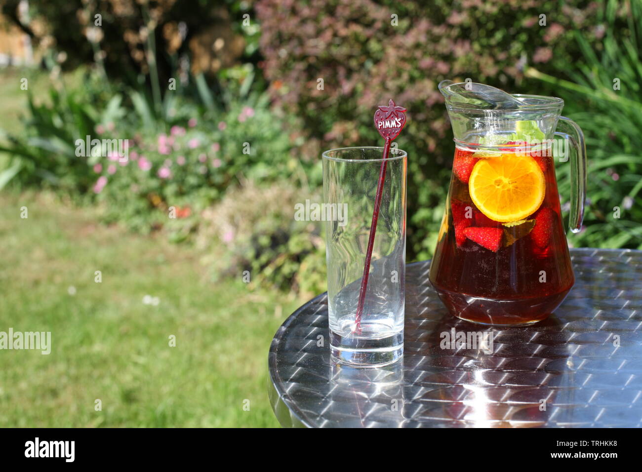 Pichet de Pimms et limonade dehors au soleil avec vide verre avec espace de copie Banque D'Images
