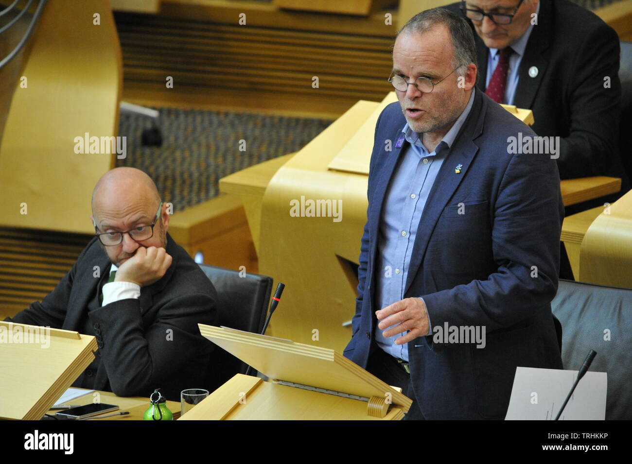 Edinburgh, Royaume-Uni. 6 juin 2019. Sur la photo : Patrick Harvie (à gauche) et, Andy Wightman (droite) session de l'après-midi dans l'hémicycle du Parlement écossais. Procédure Étape 3 : La pauvreté de carburant (cible, définition et Stratégie) Le projet de loi. Crédit : Colin Fisher/Alamy Live News Banque D'Images