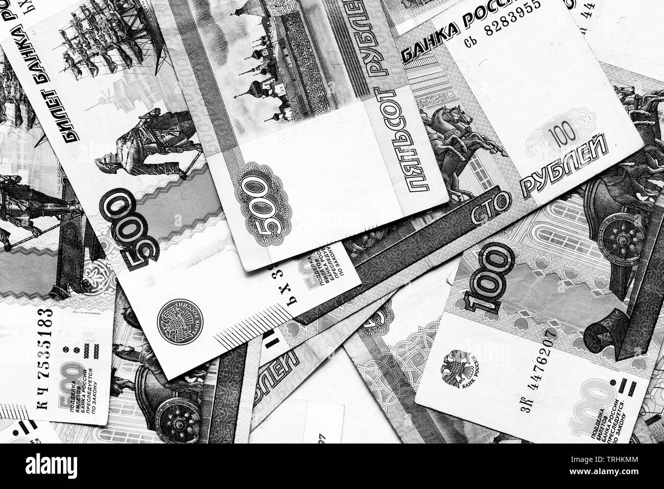 Roubles russes différents close up. L'argent fond noir et blanc Banque D'Images