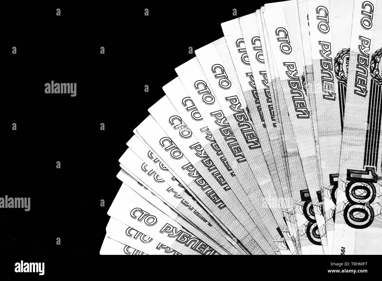 Fédération de billets d'un cent roubles sur fond sombre close up. Le noir et blanc Banque D'Images