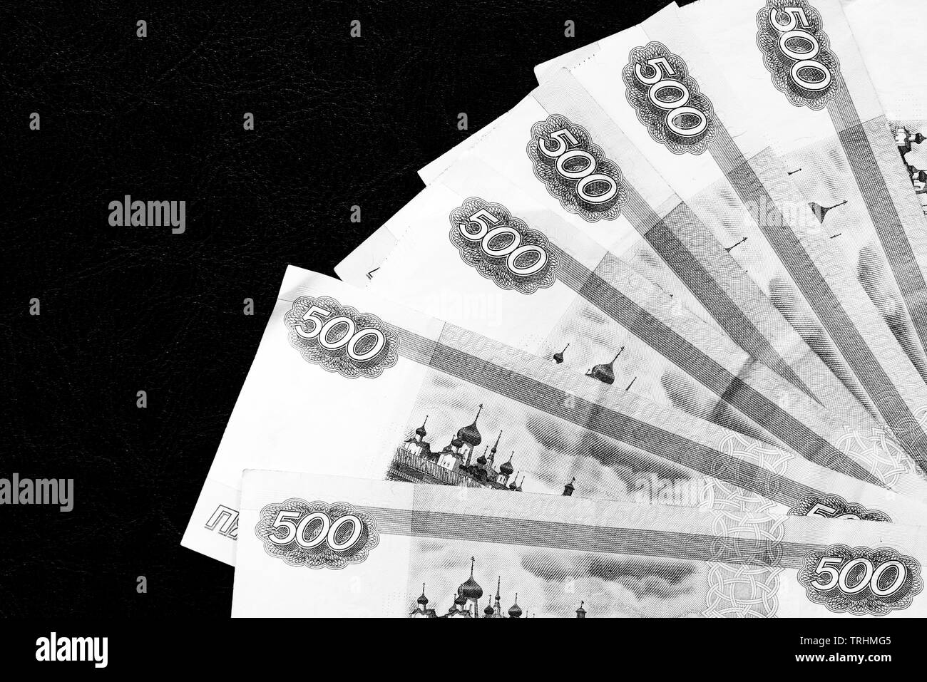 Fédération de billets de cinq cents roubles sur fond sombre close up. Le noir et blanc Banque D'Images
