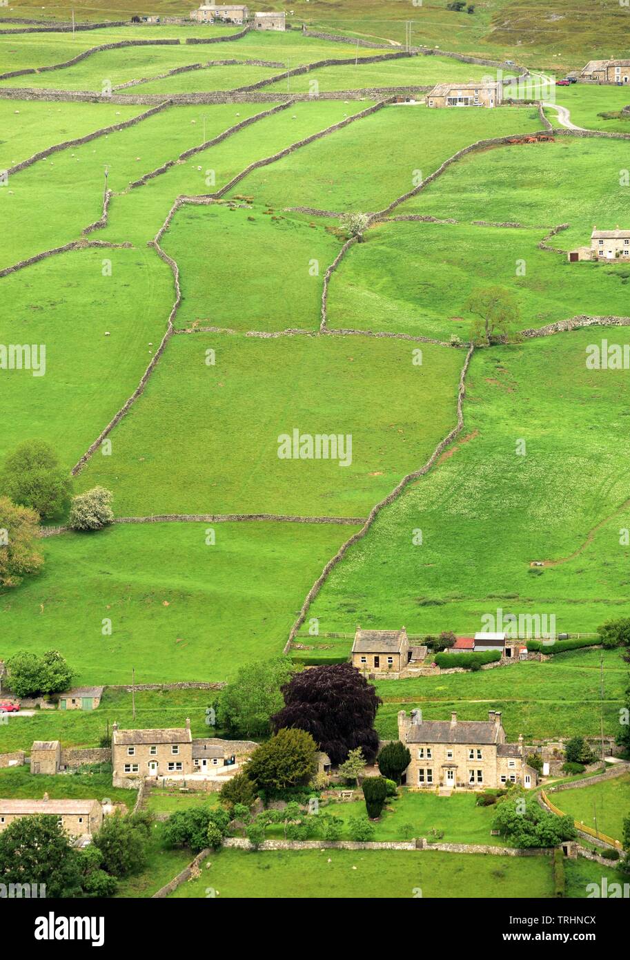Une vue portrait de ligne faible dans le Yorkshire avec menace de champs au-dessus du village. Banque D'Images