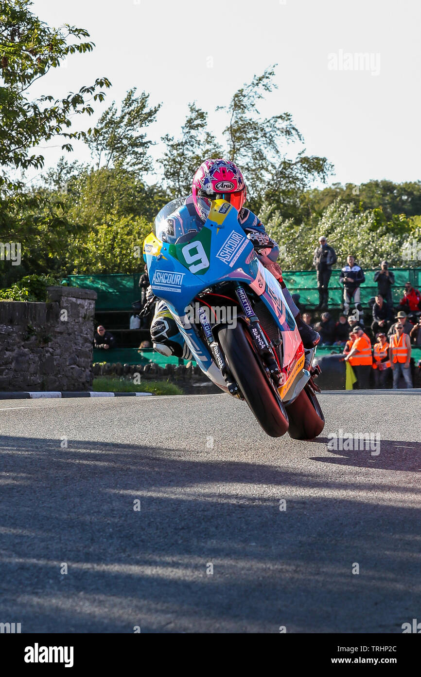 Douglas, île de Man). 06 Juin, 2019. Lee Johnston (9) - KMR Kawasaki sur son chemin à la troisième place dans la catégorie léger Bennetts course à l'île de Man 2019 TT (Tourist Trophy) Courses, alimentée par l'énergie Monster DOUGLAS, ÎLE DE MAN - Juin 06. Photo par David Horn. Credit : premier Media Images/Alamy Live News Banque D'Images