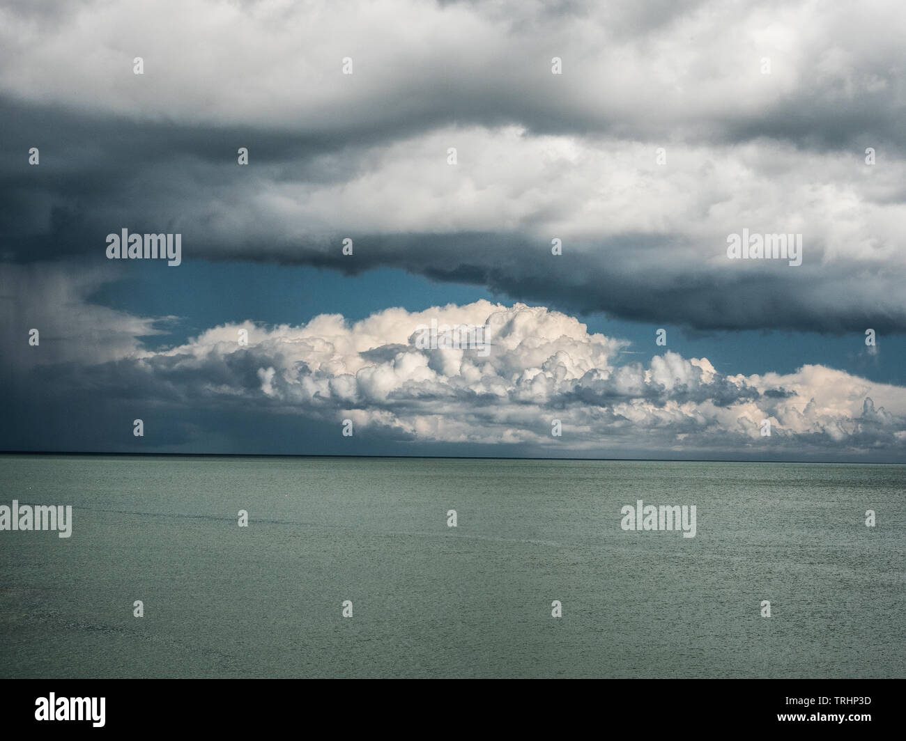 Plus de Cloudscape mer, la baie de Cardigan, Wales Banque D'Images