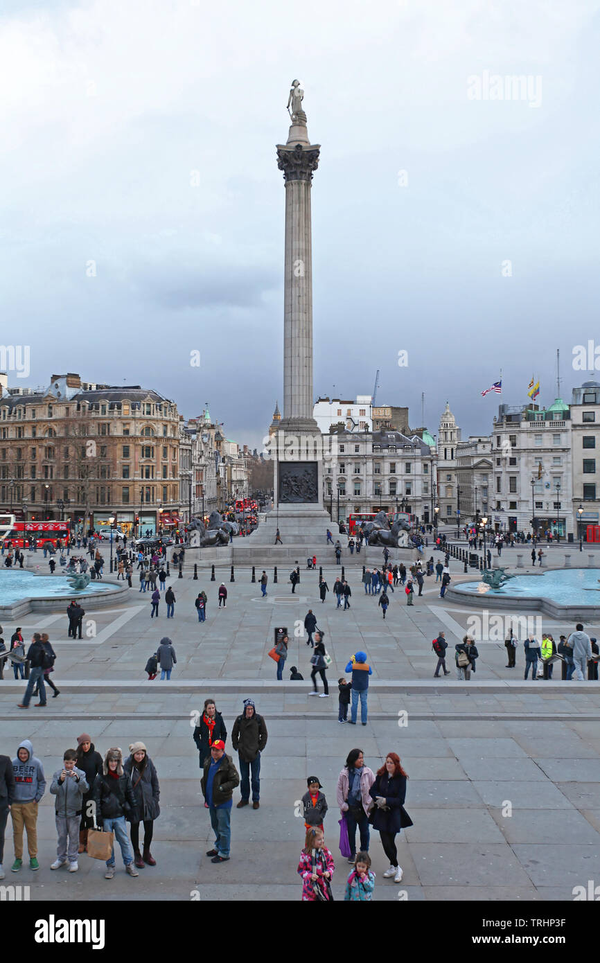 Londres, Royaume-Uni - 27 janvier 2013 : la Colonne Nelson et beaucoup de touristes l'hiver à Trafalgar Square à Londres, au Royaume-Uni. Banque D'Images