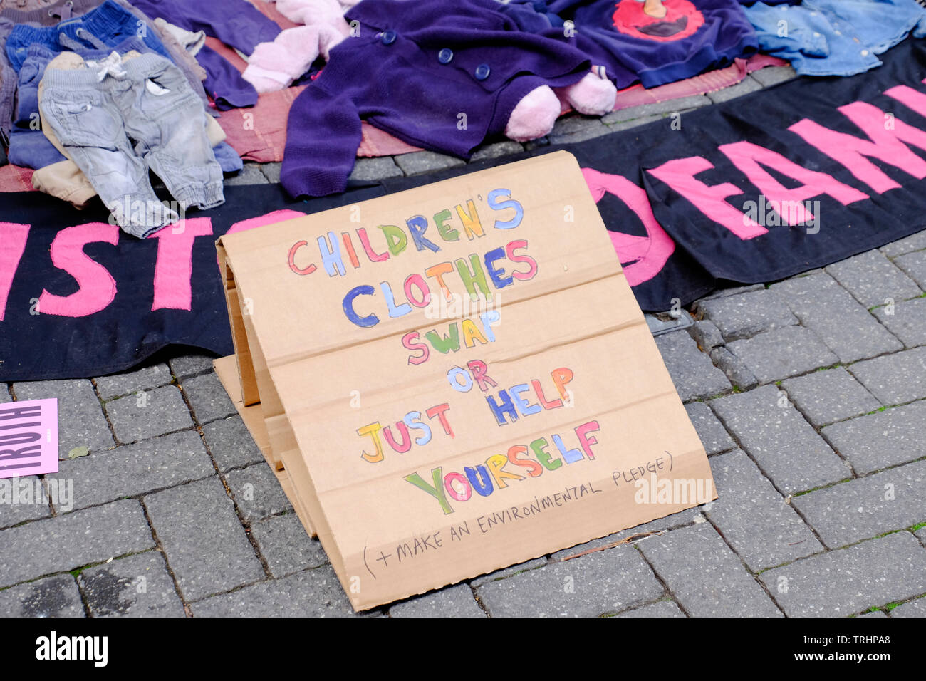 Les militants de l'Extinction, rébellion, perturbé le Bristol des zones commerciales de Broadmead et de Cabot Circus mettent en évidence l'impact de la mode jetable ma Banque D'Images