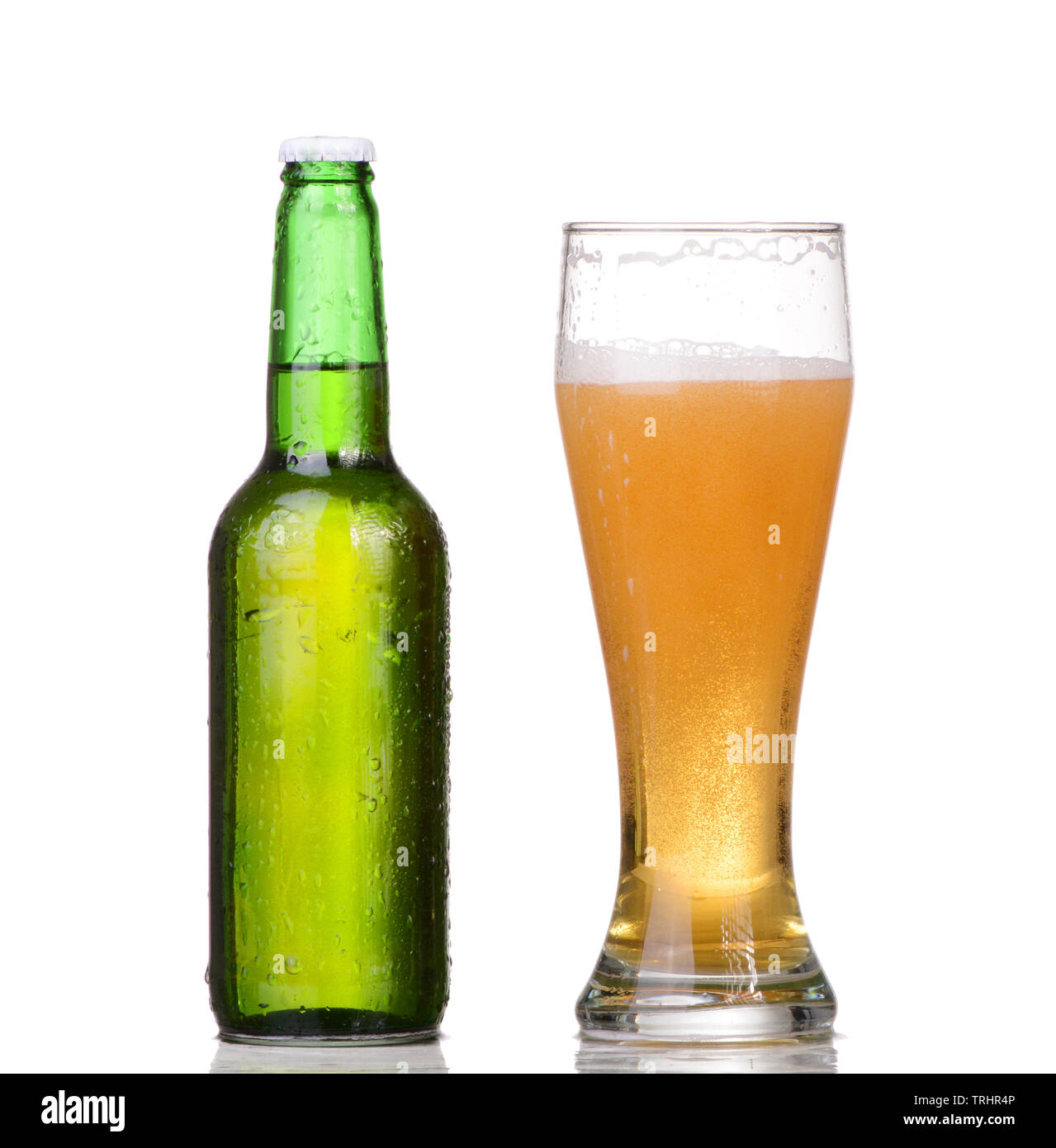 Réfrigérées bouteille verte avec des condensats et une verre de bière lager isolé sur fond blanc Banque D'Images