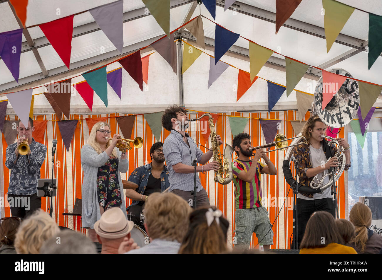 Groupe jouant au cours de Hay Festival, dans le centre de Hay-on-Wye, au Pays de Galles Banque D'Images