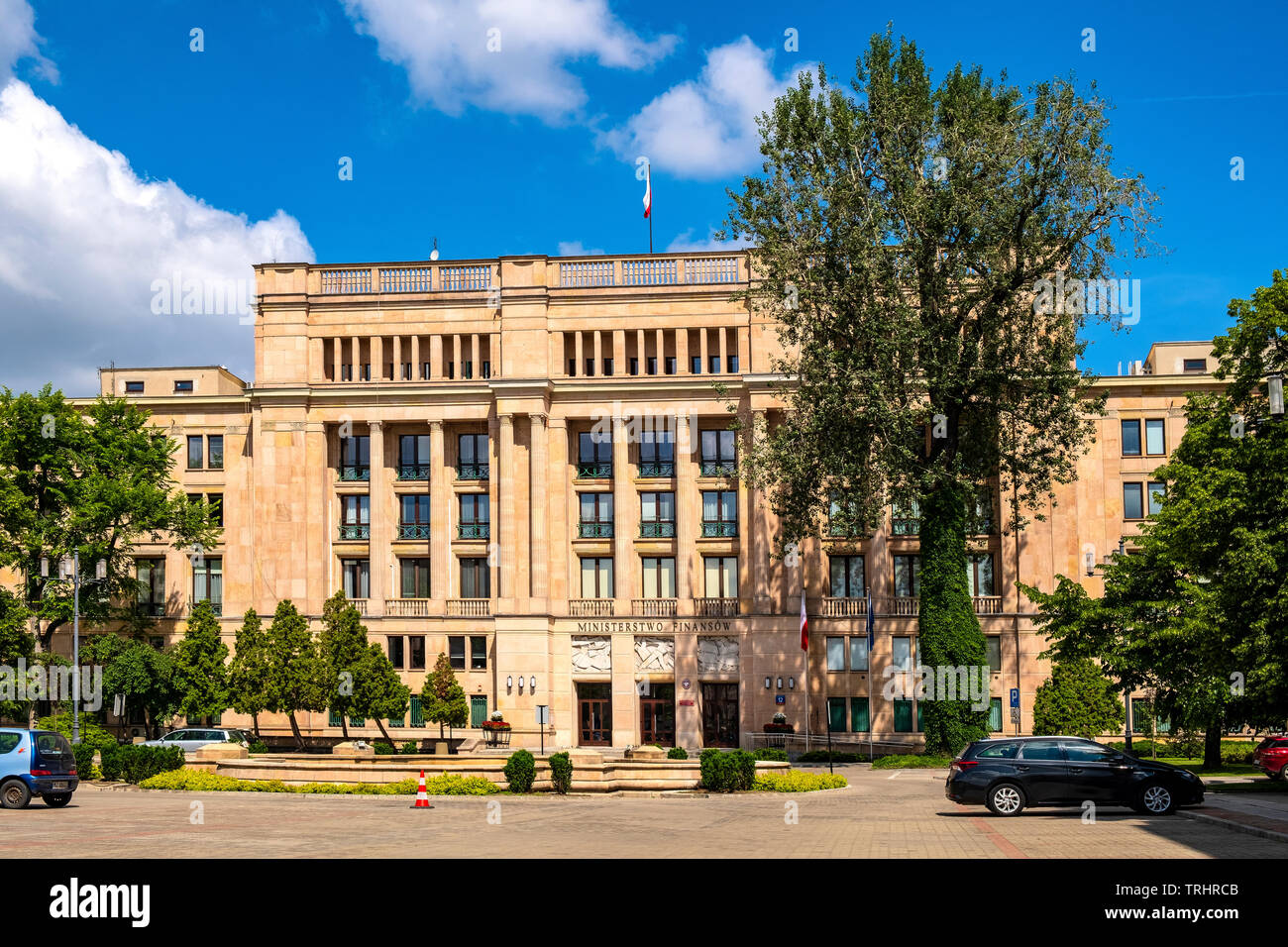 Varsovie, Mazovie / Pologne - 2019/06/01 : Vue de face du gouvernement polonais de l'administration centrale du ministère des Finances à l'immeuble rue Swietokrzyska Banque D'Images