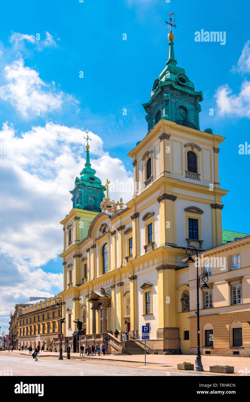 Varsovie, Mazovie / Pologne - 2019/06/01 : vue de la façade de l'église baroque, à la rue Krakowskie Przedmiescie de la Vieille Ville Banque D'Images