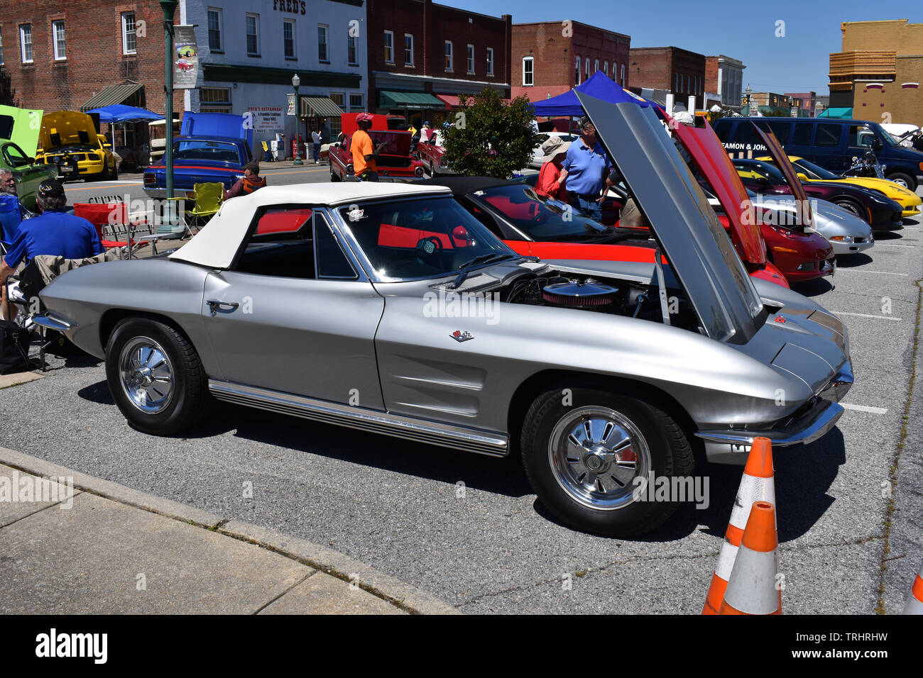 Une Corvette C2 d'argent à une exposition de voiture. Banque D'Images