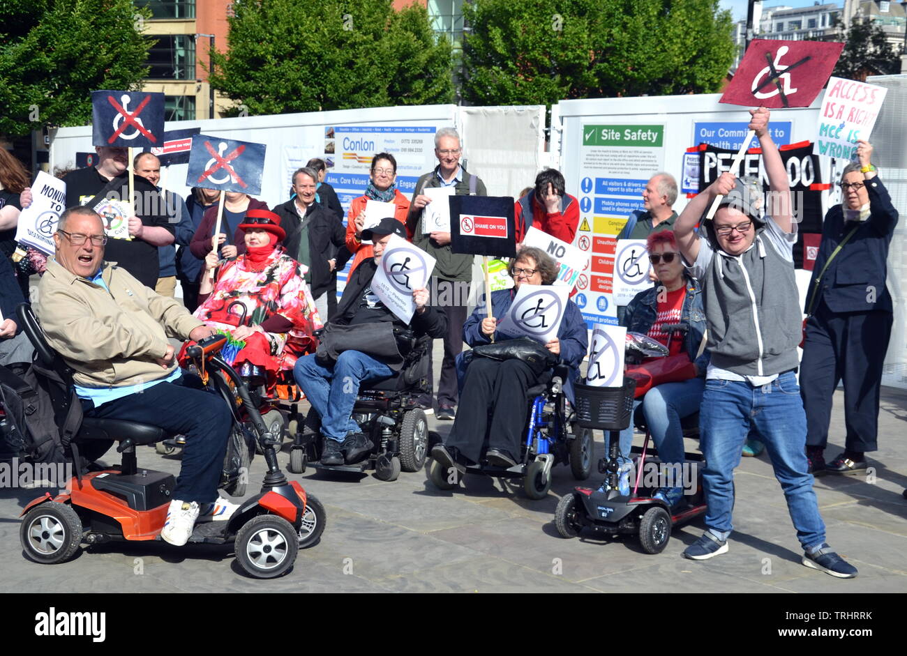 Le 6 juin 2019. Les personnes handicapées et les partisans de protestation contre le site où un mémorial pour commémorer le massacre de Peterloo de 1819 est en cours de construction à Manchester uk. Le mémorial, développé par le conseil municipal de Manchester, être présentement une colline paysagée faite d'étapes concentriques. Les manifestants affirment qu'il est inaccessible pour beaucoup de personnes handicapées et devrait être modifié. Le 16 août 1819, de cavalerie chargé une foule d'environ 60 000 personnes se sont réunies sur le St Peter's Fields, Manchester, à exiger la réforme de la représentation parlementaire. Dix-huit personnes ont été tuées et des centaines de blessés. Banque D'Images