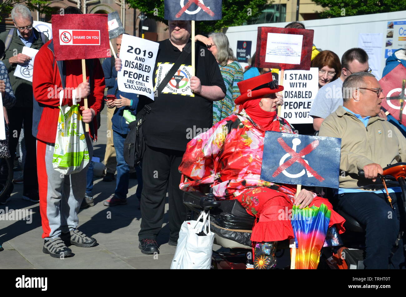 Le 6 juin 2019. Les personnes handicapées et les partisans de protestation contre le site où un mémorial pour commémorer le massacre de Peterloo de 1819 est en cours de construction à Manchester uk. Le mémorial, développé par le conseil municipal de Manchester, être présentement une colline paysagée faite d'étapes concentriques. Les manifestants affirment qu'il est inaccessible pour beaucoup de personnes handicapées et devrait être modifié. Le 16 août 1819, de cavalerie chargé une foule d'environ 60 000 personnes se sont réunies sur le St Peter's Fields, Manchester, à exiger la réforme de la représentation parlementaire. Dix-huit personnes ont été tuées et des centaines de blessés. Banque D'Images