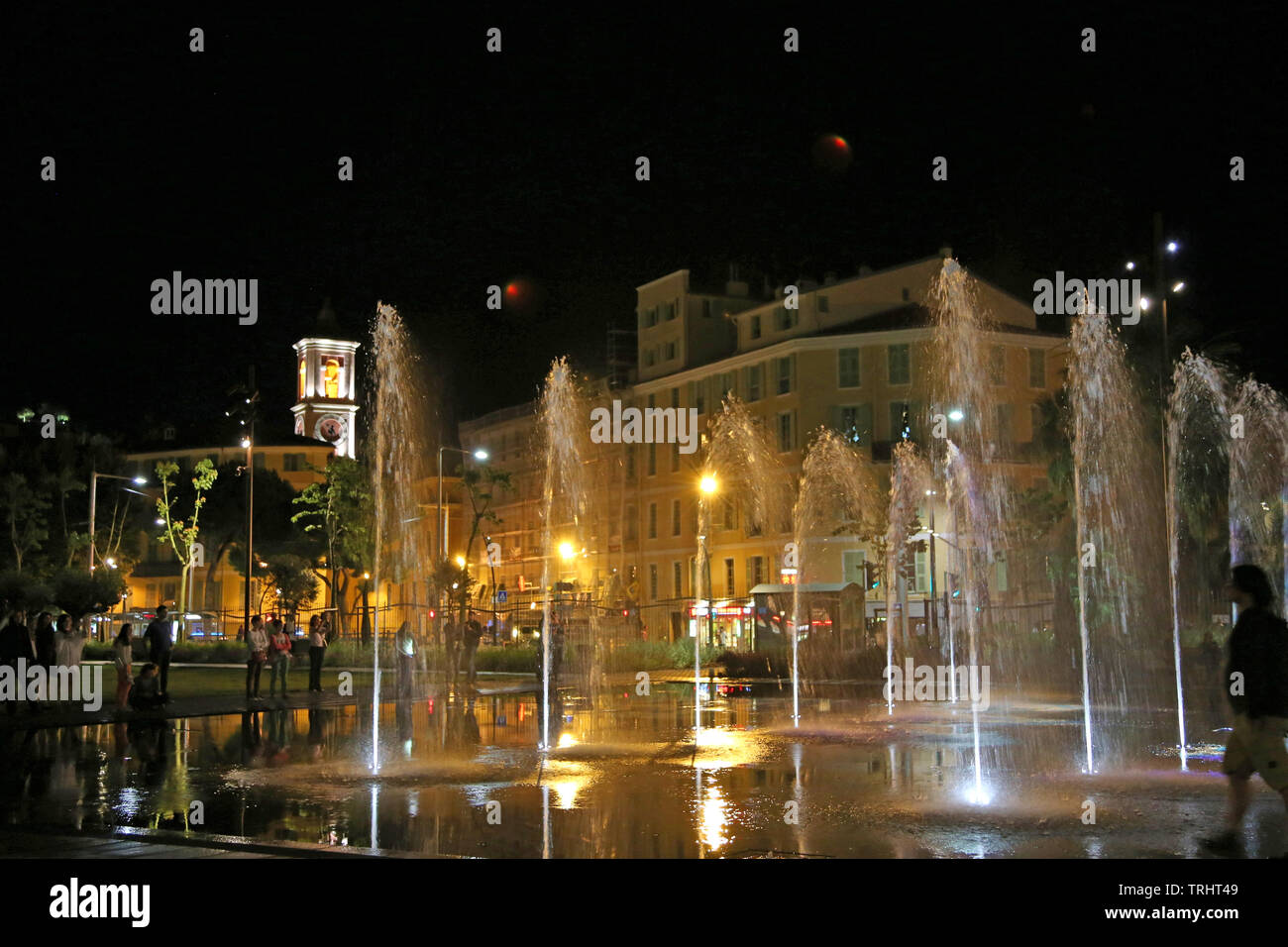 Nice, France - 14 juin 2014 : nuit d'été dans le centre-ville, des fontaines du Paillon à pied Banque D'Images