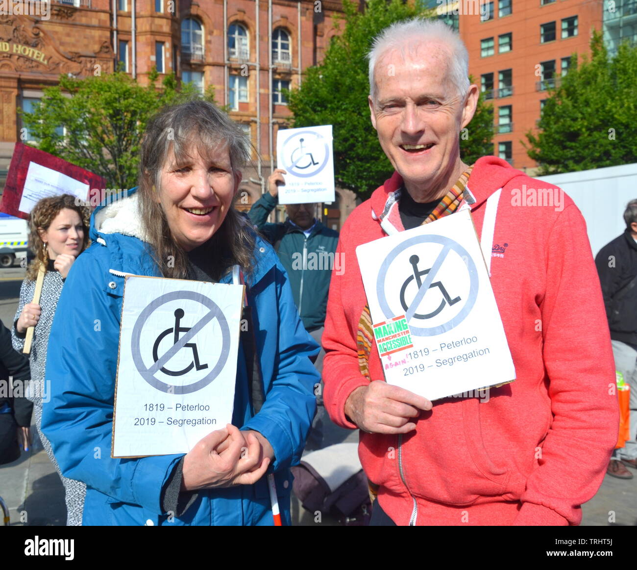 Le 6 juin 2019. Les personnes handicapées et les partisans de protestation contre le site où un mémorial pour commémorer le massacre de Peterloo de 1819 est en cours de construction à Manchester uk. Le mémorial, développé par le conseil municipal de Manchester, être présentement une colline paysagée faite d'étapes concentriques. Les manifestants affirment qu'il est inaccessible pour beaucoup de personnes handicapées et devrait être modifié. Le 16 août 1819, de cavalerie chargé une foule d'environ 60 000 personnes se sont réunies sur le St Peter's Fields, Manchester, à exiger la réforme de la représentation parlementaire. Dix-huit personnes ont été tuées et des centaines de blessés. Banque D'Images