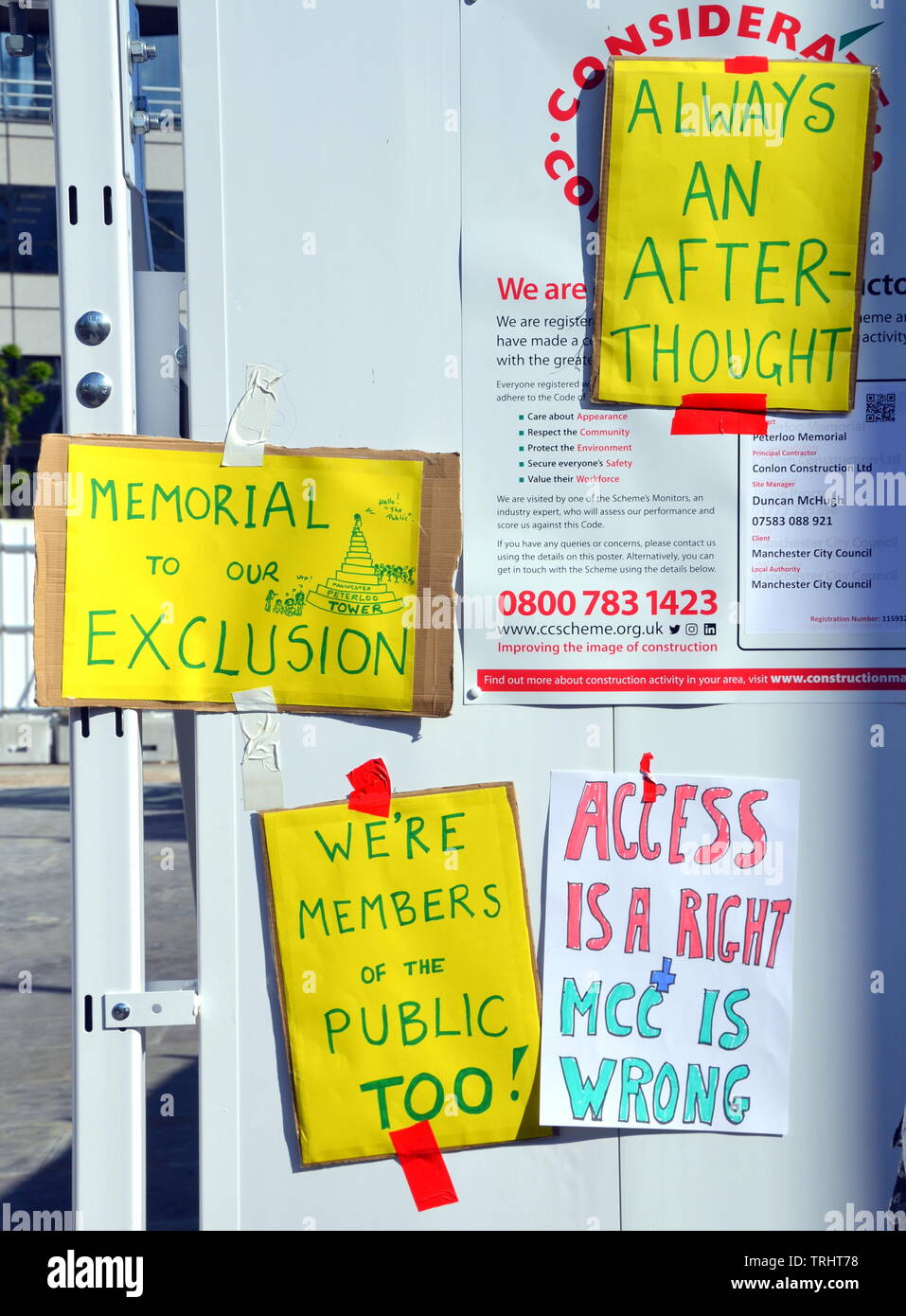 Le 6 juin 2019. Les personnes handicapées et les partisans de protestation contre le site où un mémorial pour commémorer le massacre de Peterloo de 1819 est en cours de construction à Manchester uk. Le mémorial, développé par le conseil municipal de Manchester, être présentement une colline paysagée faite d'étapes concentriques. Les manifestants affirment qu'il est inaccessible pour beaucoup de personnes handicapées et devrait être modifié. Le 16 août 1819, de cavalerie chargé une foule d'environ 60 000 personnes se sont réunies sur le St Peter's Fields, Manchester, à exiger la réforme de la représentation parlementaire. Dix-huit personnes ont été tuées et des centaines de blessés. Banque D'Images