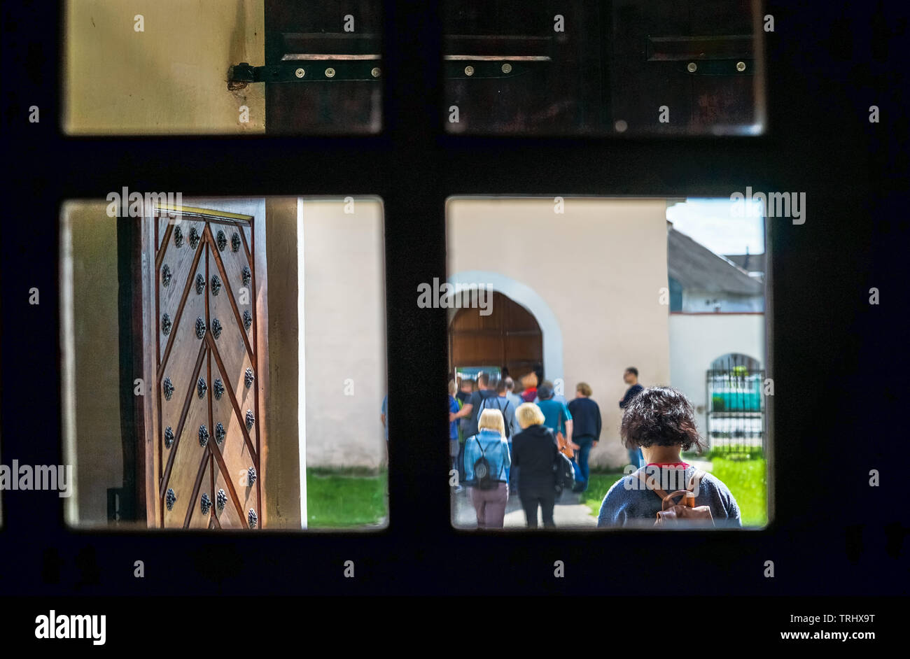 Les gens assistent à Jean le Baptiste, l'église du village de Halshany région de Grodno, Bélarus. Une église catholique de style baroque. Banque D'Images