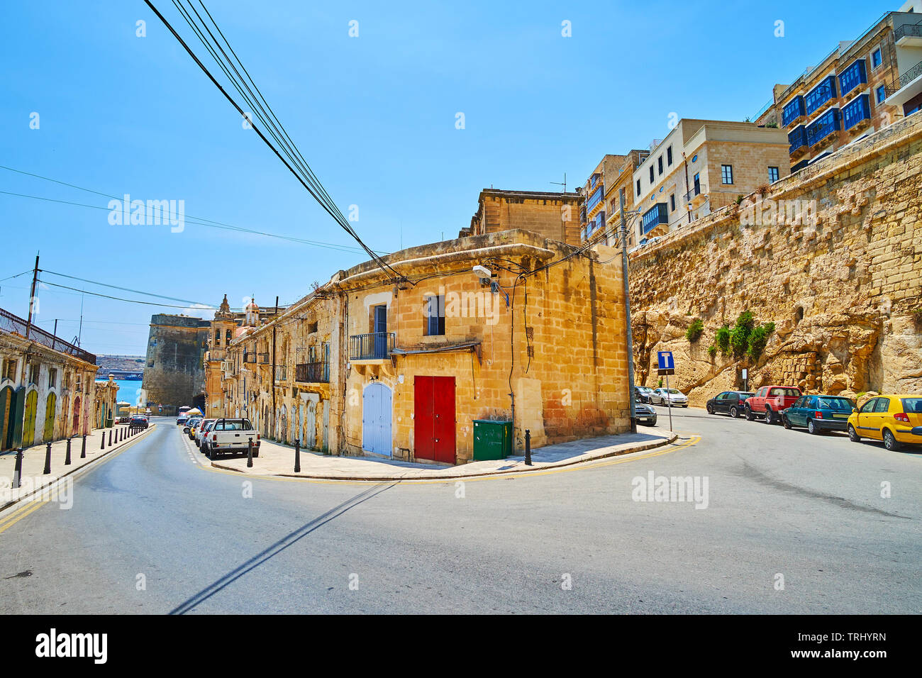 Quartier historique avec des vieux entrepôts voisins avec Marina Rideaux, Victoria Gate, Bastion Lascaris et le grand port de La Valette, Malte. Banque D'Images