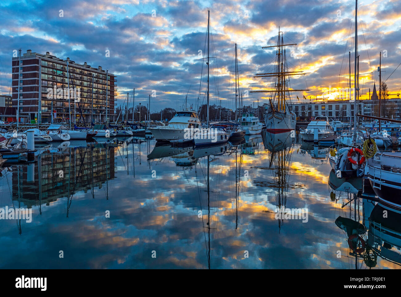 Paysage urbain de l'yacht marina Harbour au coucher du soleil dans le centre-ville d'Ostende par la mer du Nord, la Belgique. Banque D'Images