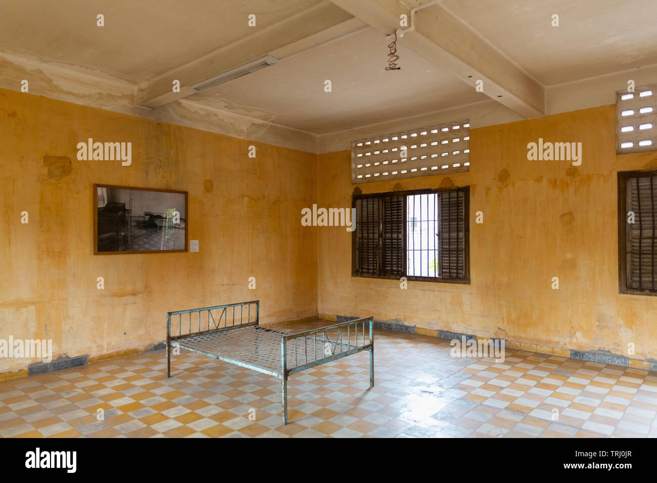 Chambres à l'intérieur de salle d'interrogatoire au Musée du Génocide de Tuol Sleng, à Phnom Penh, Cambodge, Asie Banque D'Images