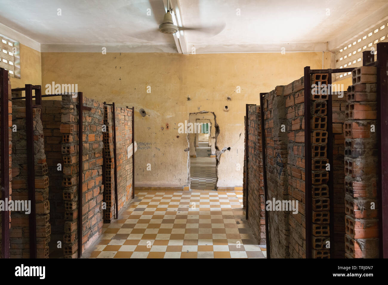 Rangées de cellules de prison de brique au Musée du Génocide de Tuol Sleng, à Phnom Penh, Cambodge, Asie Banque D'Images