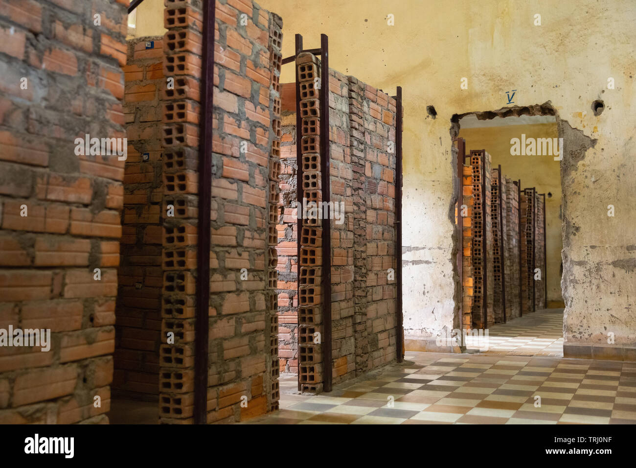 Rangées de cellules de prison de brique au Musée du Génocide de Tuol Sleng, à Phnom Penh, Cambodge, Asie Banque D'Images