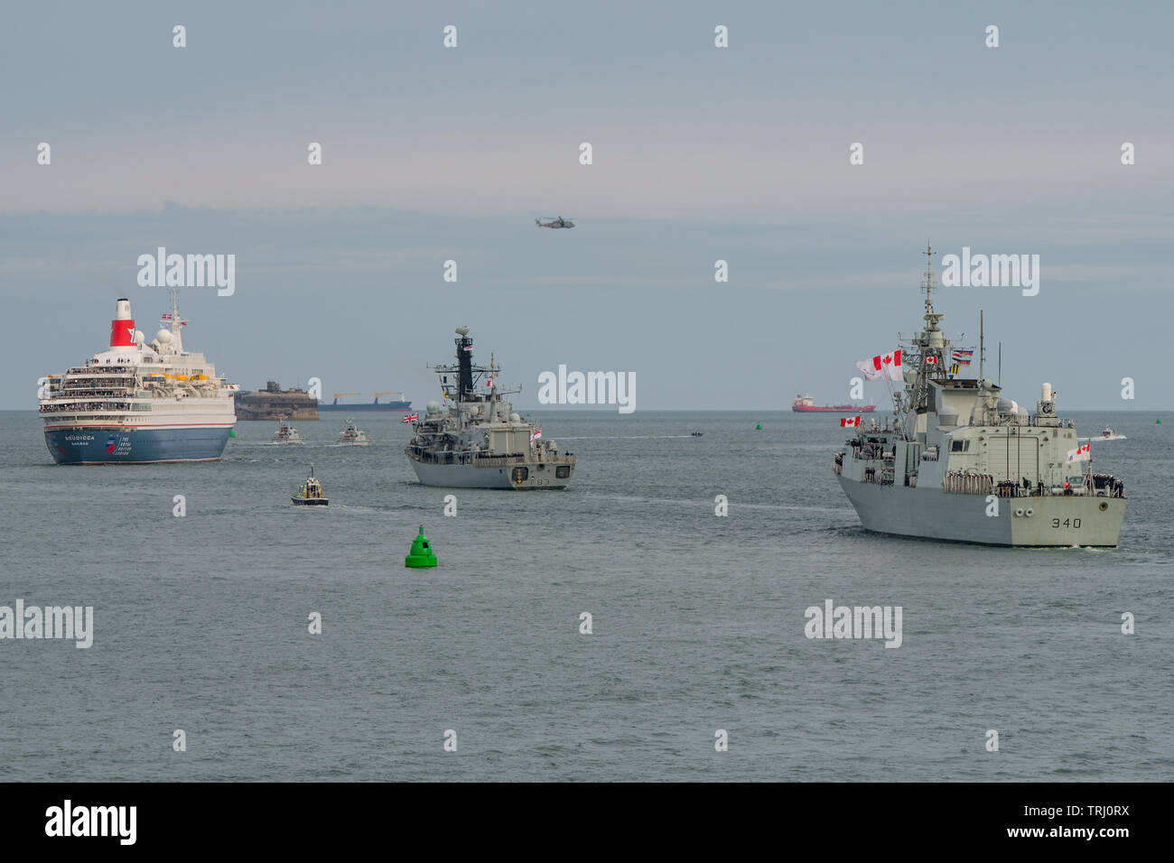 British et des navires de l'escorte transportant Boudicca MV D Jour des anciens combattants, qu'il quitte Portsmouth, Royaume-uni le 5/6/19 pour son voyage en Normandie. Banque D'Images