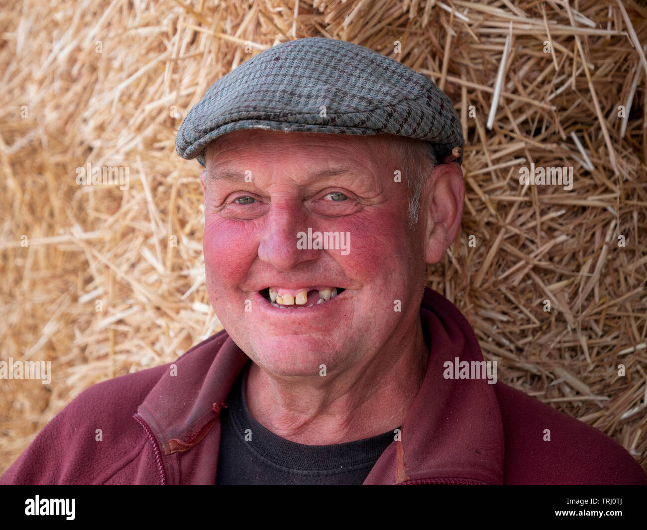 Terry Houghton (67) de Middleton-par-Wirksworth dans le Derbyshire Dales ont acheté le domaine agricole à l'arrière de sa maison l'année dernière lors de l'adjudication. Le domaine figurant un vieux puits de mine de plomb 14 mètres appelée Stichen mine qui a été initialement détenue et gérée par WASS & Son, Lea fonctionne, chef de Matlock. Terry a décidé de faire du haut de la mine en sécurité en recouvrant avec du béton. Il a également mis un verre de sécurité épais haut sur elle, vous pouvez marcher sur et un voyant LED vers le bas, de sorte que les visiteurs peuvent jeter un coup d'oeil dans le trou. Il ne s'est pas arrêté là, comme il a décidé de construire un toit en tôle sur lui pour Banque D'Images