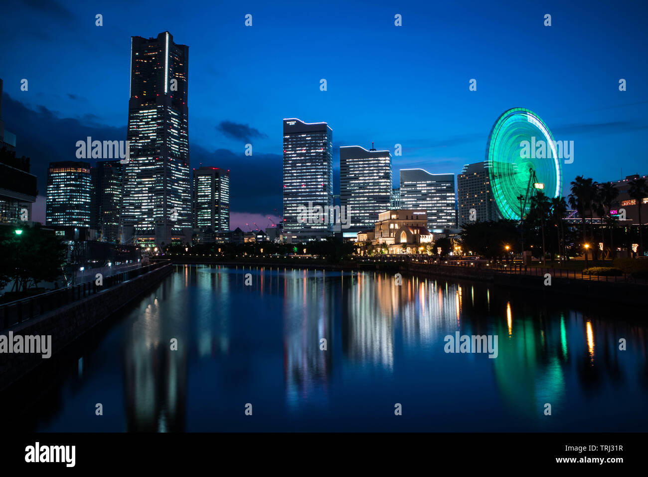 Minato Mirai nightview avec l'éclairage et de réflexion. L'orientation paysage. Banque D'Images