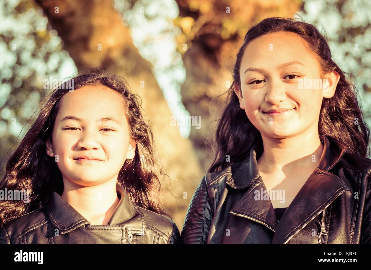 Portrait de deux jeunes sœurs Maori pris à l'extérieur dans un parc. Banque D'Images