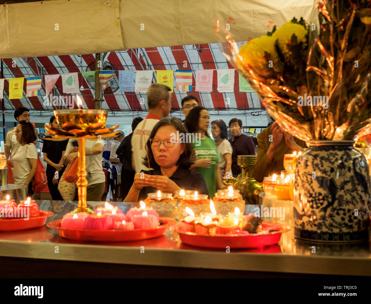 Singapour, 18 mai 2019 - Une femme s'agenouille et prie, offrant de l'encens Buddha le Jour du Vesak à Bright Hill temple à Singapour. V Banque D'Images