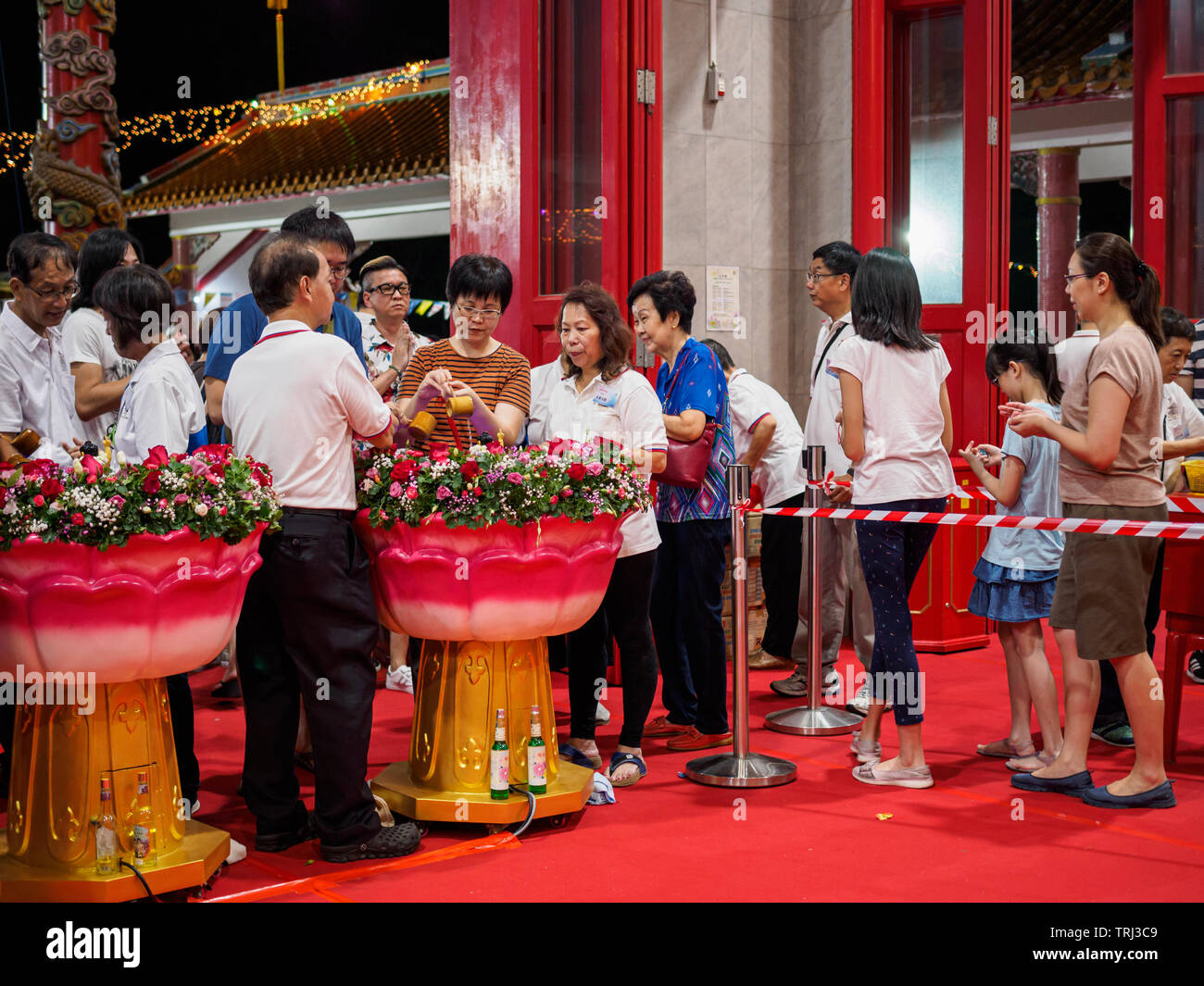 Singapour, 18 mai 2019 - Les dévots effectuer le bain rituel du Bouddha au temple sur la Colline lumineuse Journée du Vesak Banque D'Images