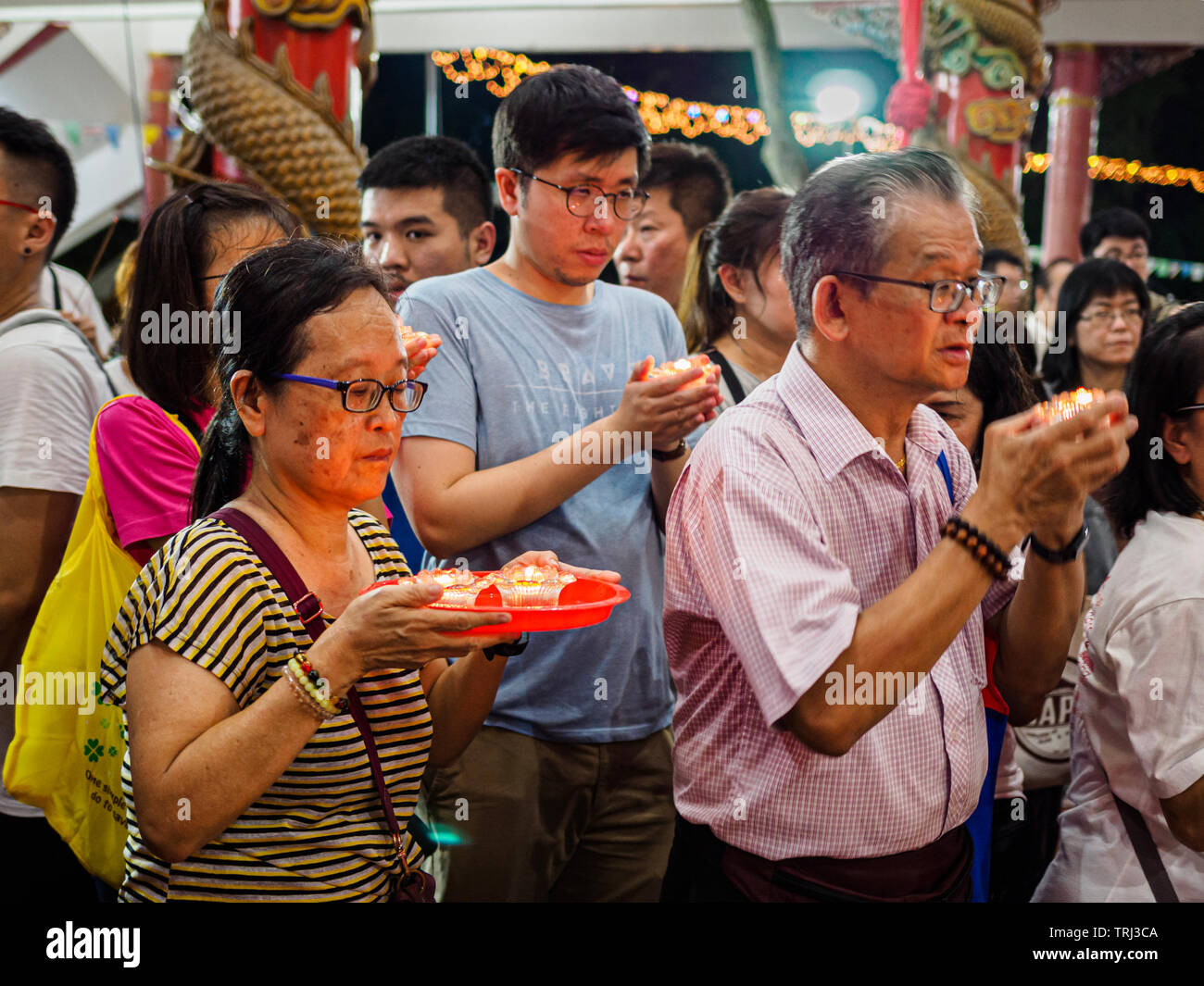 Singapour, 18 mai 2019 - Les dévots offrent allumé lampes à huile Bouddha sur Jour du Vesak à Bright temple Hill à Singapour Banque D'Images