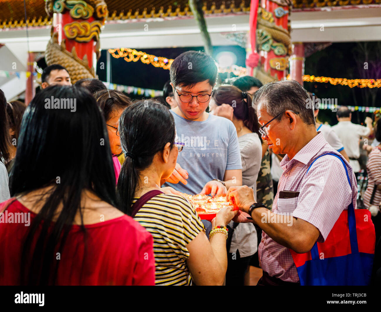 Singapour, 18 mai 2019 - feu de dévots lampes à huile sur la Journée du Vesak à Bright temple Hill à Singapour Banque D'Images