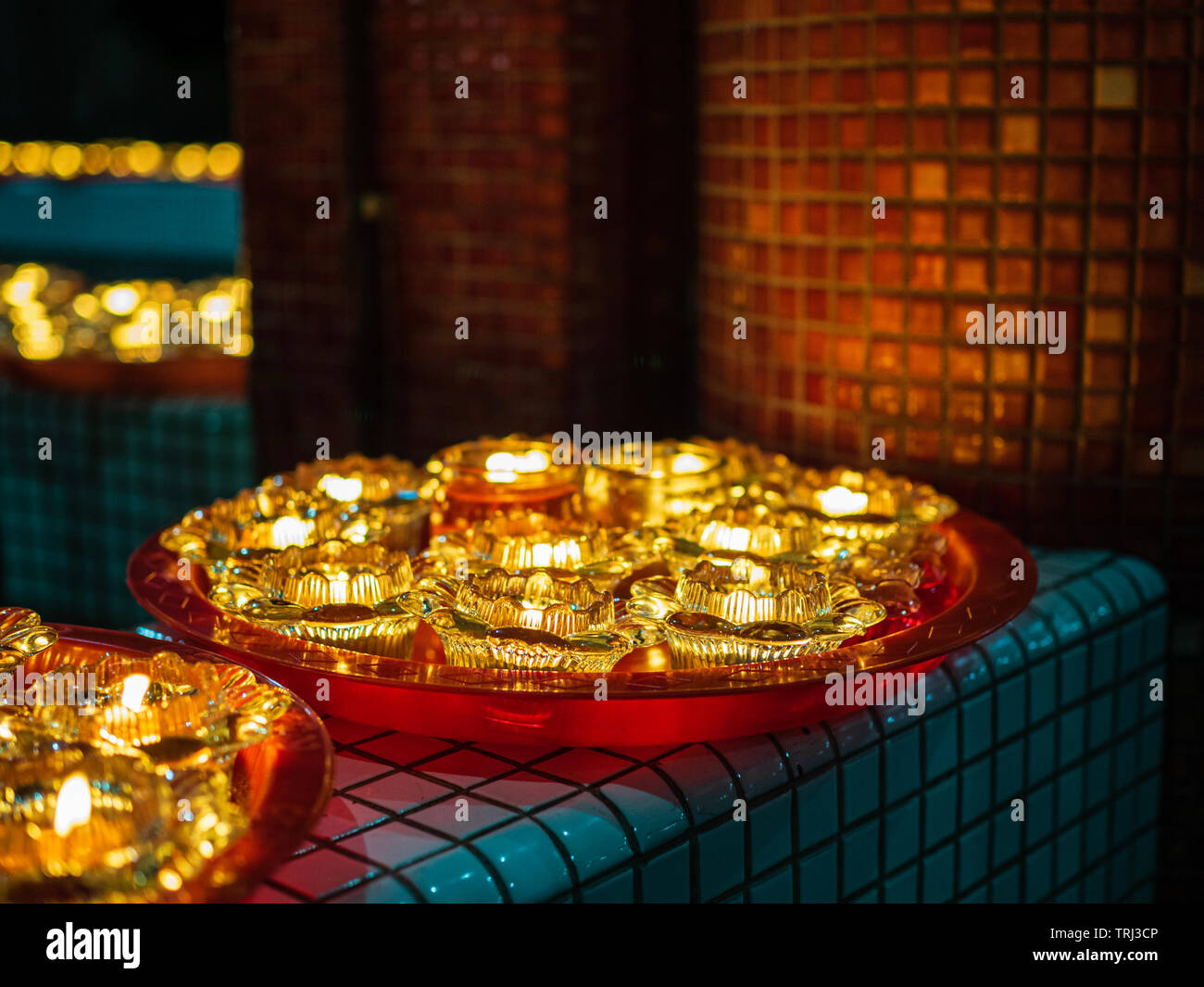 Singapour, 18 mai 2019 - lampes à huile bouddhiste pendant les célébrations du Vesak à Bright temple Hill. Banque D'Images