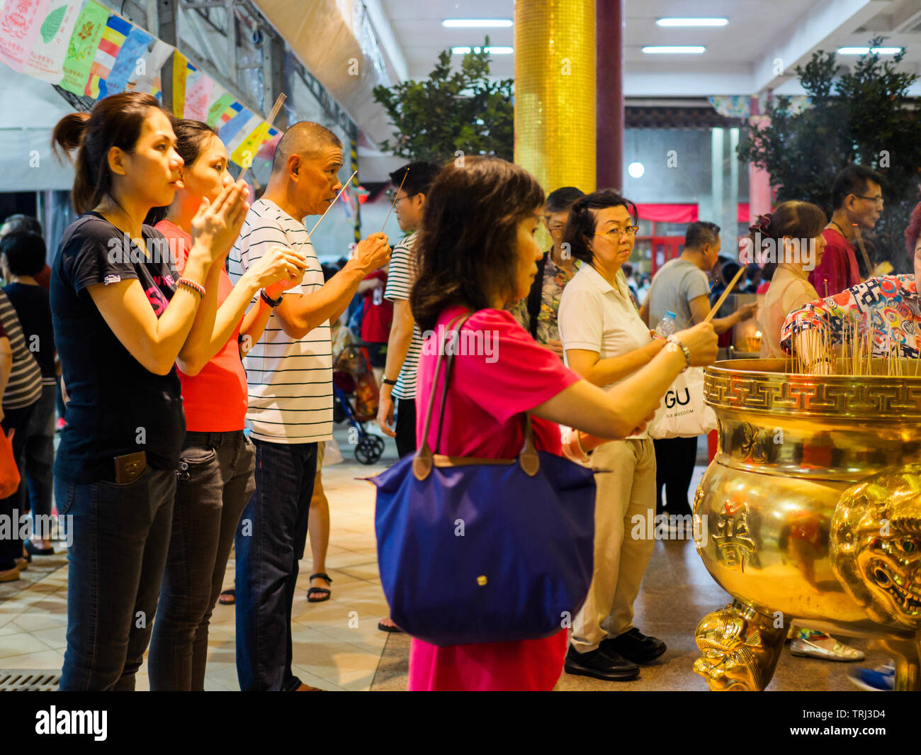 Singapour, 18 mai 2019 - Les dévots prient et offrent de l'encens pour Bouddha sur Journée du Vesak à Bright Hill temple à Singapour. Banque D'Images
