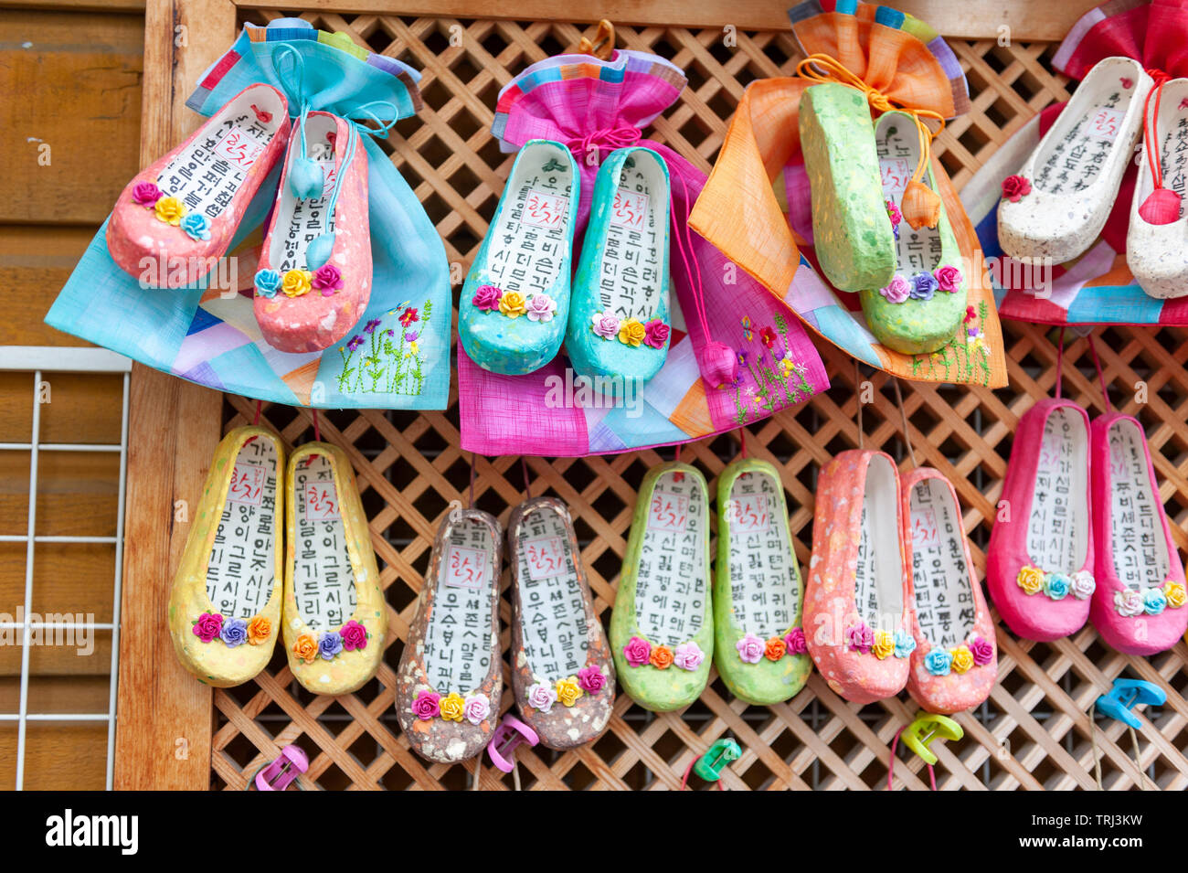 Fleur traditionnelle coréenne chaussures, célèbre souvenir lucky vendus à  Gamcheon Culture Village à Busan, Corée du Sud Photo Stock - Alamy