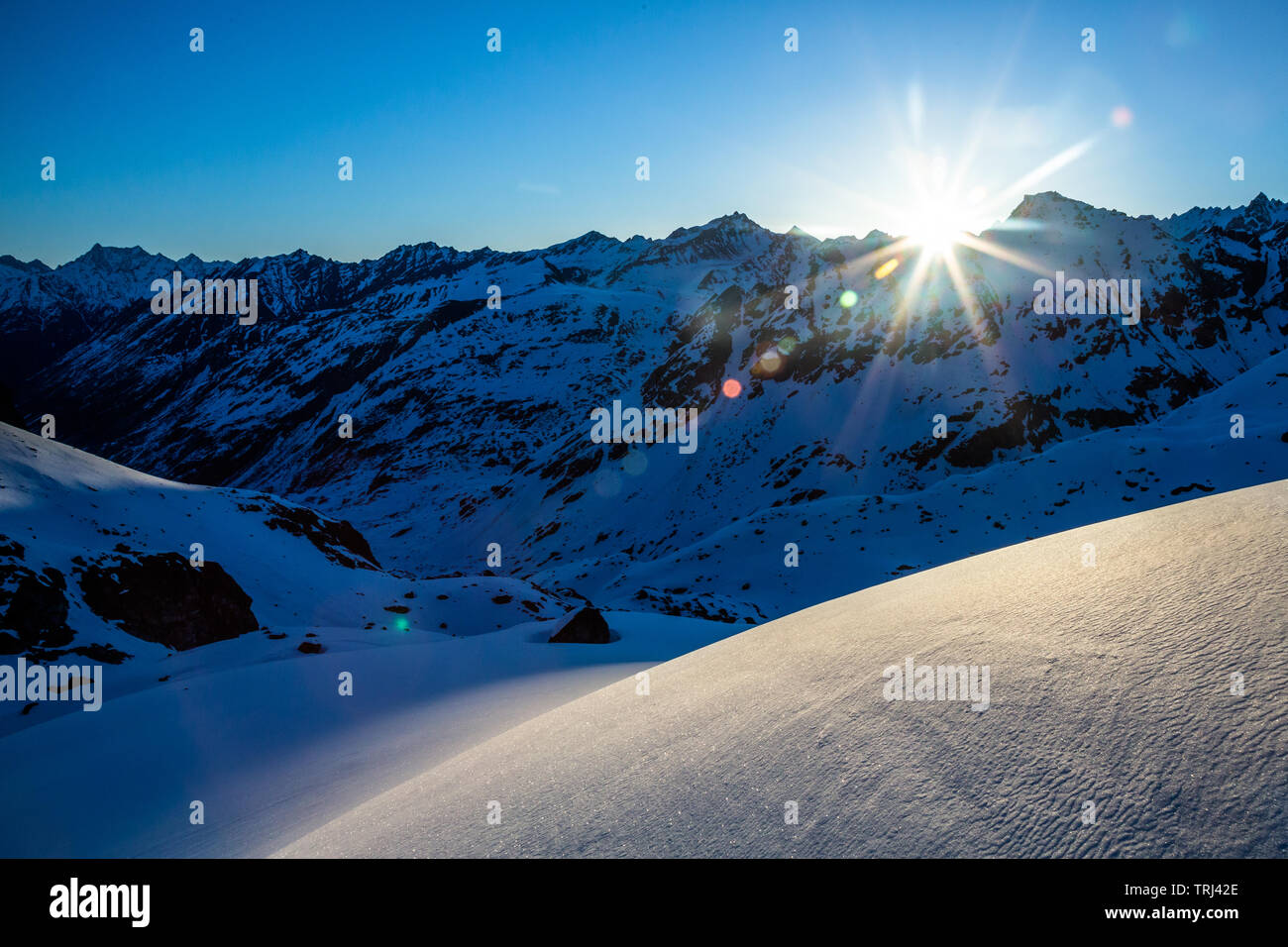 Nouvelle neige sur un lumineux matin ensoleillé dans la Talkeetna Mountains près du glacier des Snowbirds. Lever du soleil sur la haute montagne d'oeil ridgeline. Banque D'Images