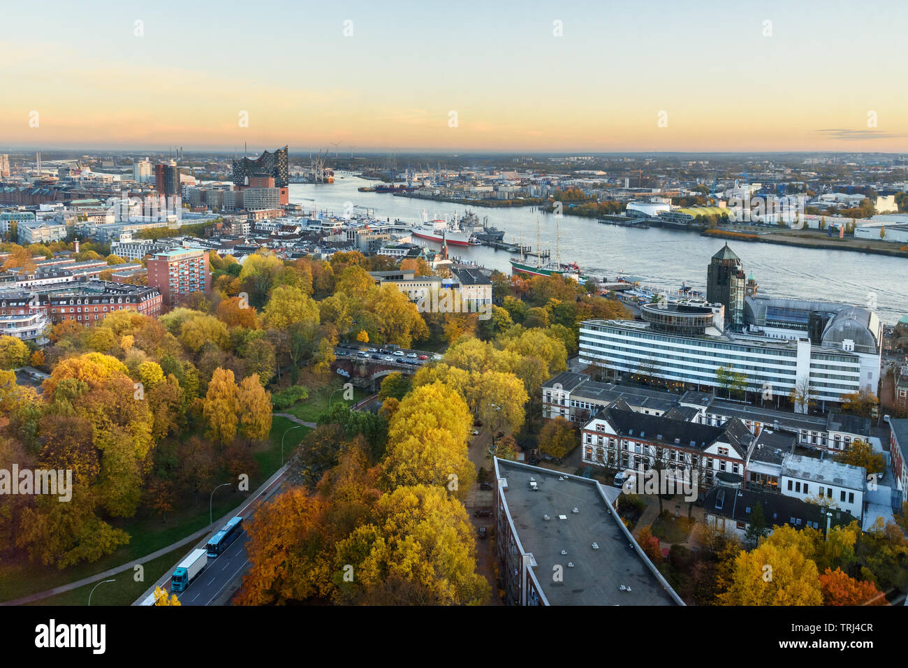 Vue sur le port de Hambourg avec Elbphilharmony, et nouveau sur le coucher du soleil en automne. Allemagne Banque D'Images