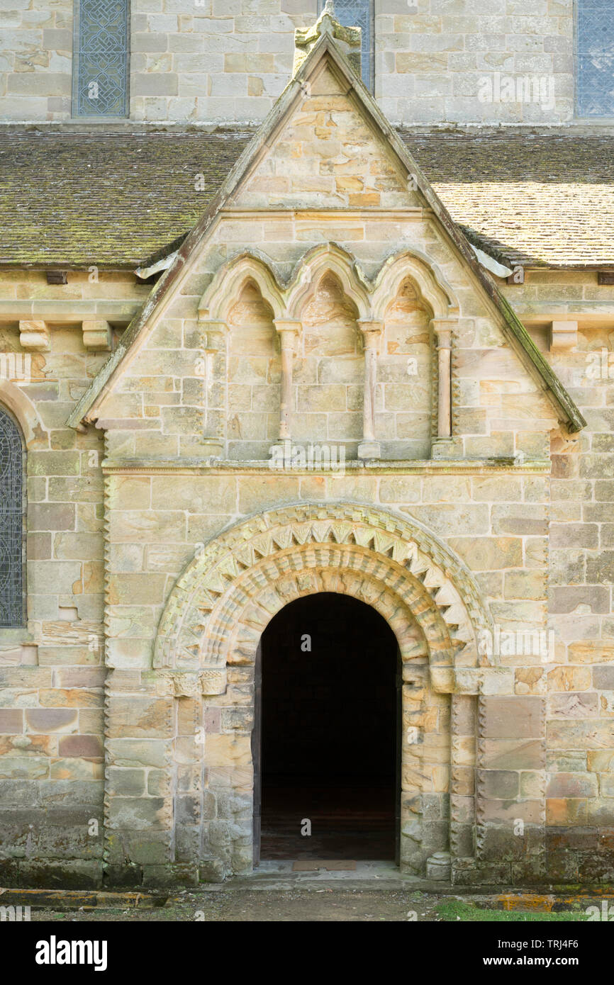 L'arche normande au-dessus de l'entrée nord de l'église prieurale, Longframlington Brinkburn, Northumberland, England, UK Banque D'Images