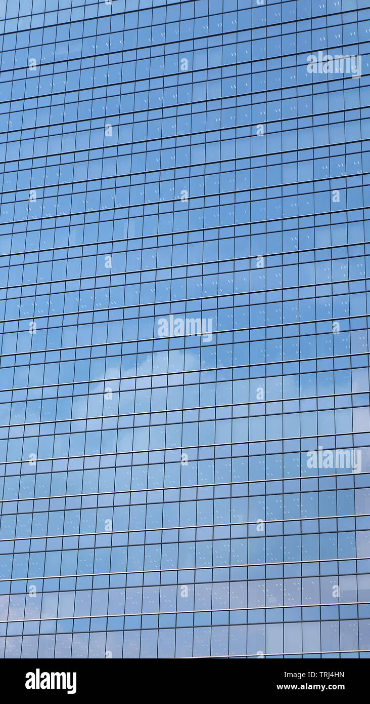 Grand immeuble avec avec tout un mur de verre fenêtre panneaux. Banque D'Images