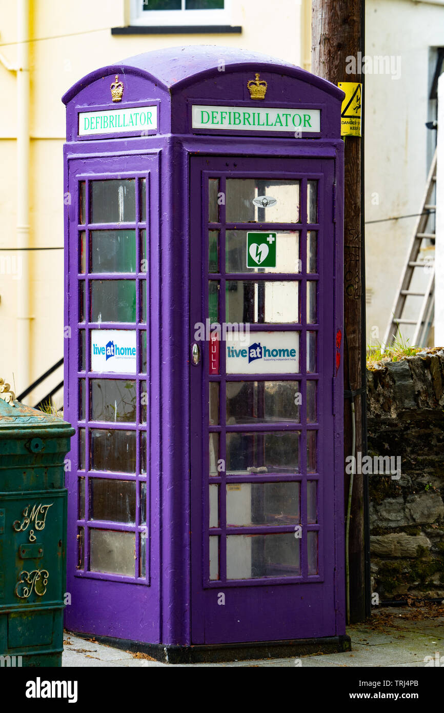 K6 téléphone fort traditionnel transformé en un défibrillateur, peint en violet. Laxey, Ile de Man, Royaume-Uni Banque D'Images