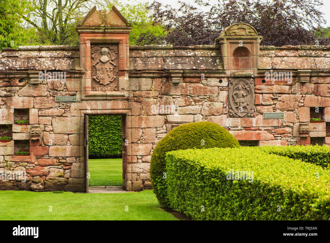 Conakry Château, Angus, Scotland. Élaborer le jardin clos a été créé en 1604. Les bras (au-dessus de la porte du jardin) de Sir David Lindsay et son deuxième Banque D'Images