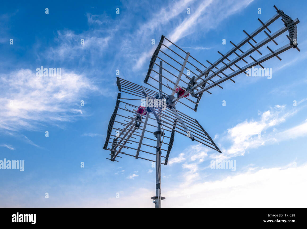 Antenne directionnelle pour la réception de la télévision numérique DVB-T et DVB-T2 contre un ciel bleu Banque D'Images